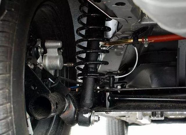 四輪定位多久做一次？出現這些現象一定要做了