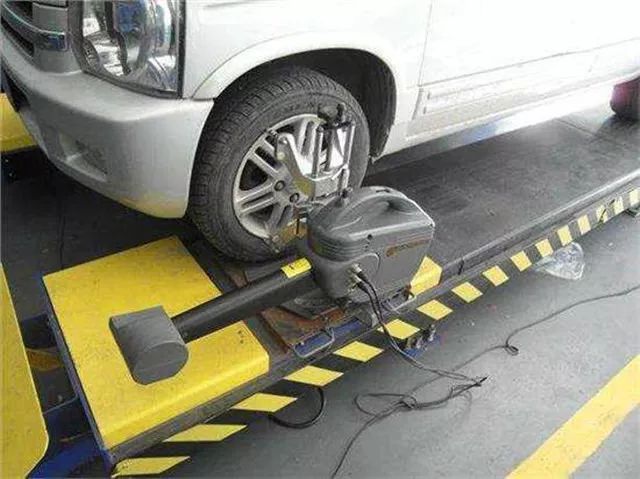 四輪定位多久做一次？出現這些現象一定要做了