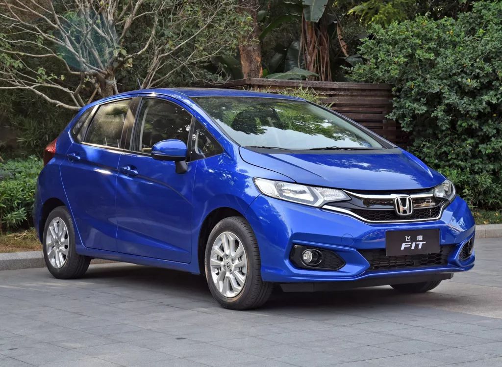 1.3T的奔馳還能坐7個(gè)人，停車場的坡上得去嗎？