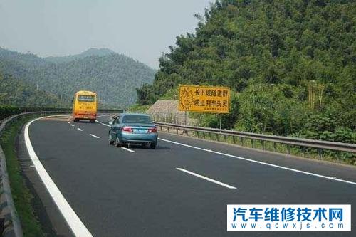 開車下長坡時，控制車速最安全正確方法是什么？