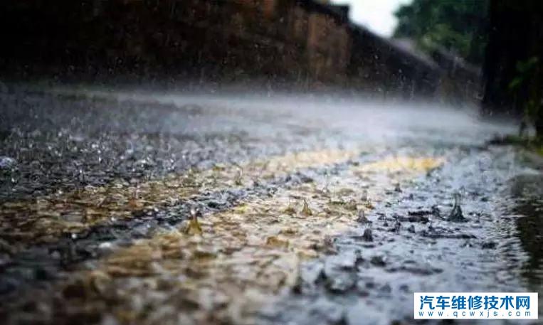 高速上突然下暴雨該怎么處理?保證自己安全最重要