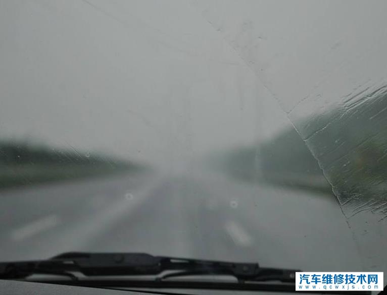 高速上突然下暴雨該怎么處理?保證自己安全最重要