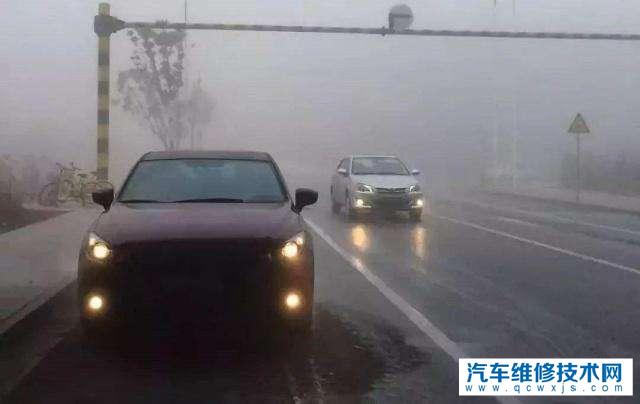 高速上突然下暴雨該怎么處理?保證自己安全最重要