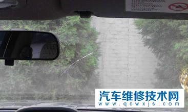 前擋風(fēng)玻璃裂了一條線還可以用嗎?裂痕不大可以不管么？