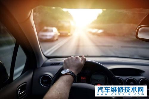 開車聽音樂有利于安全駕駛嗎?開車聽音樂會有哪些影響?