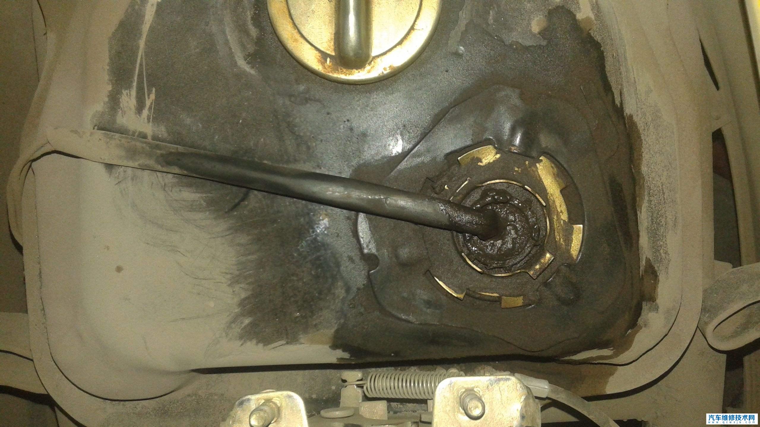 汽車油箱漏油用什么補？油箱漏油應急方法有哪些？