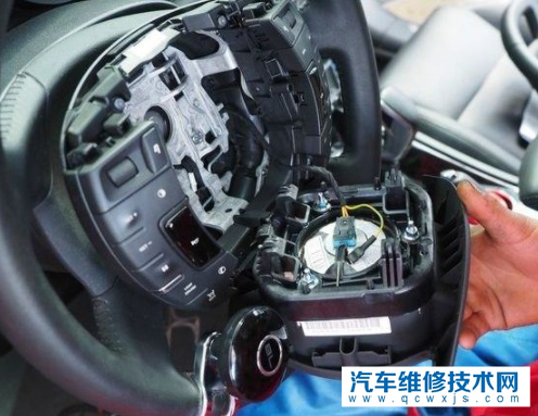 方向盤底下為什么有兩個洞？這兩個洞是有哪些用處？