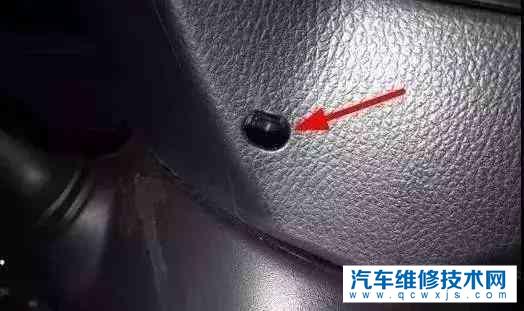 方向盤底下為什么有兩個洞？這兩個洞是有哪些用處？