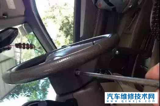 方向盤底下為什么有兩個洞？這兩個洞是有哪些用處？