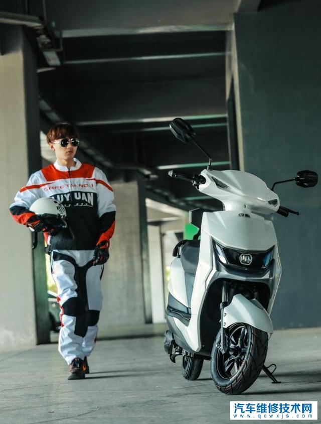 要求騎電動車帶頭盔是好事，可停車后頭盔怎么保管被人偷怎么解決？