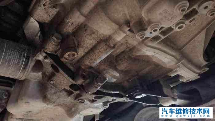 汽車發動機滲油正常嗎？汽車發動機滲油怎么處理？