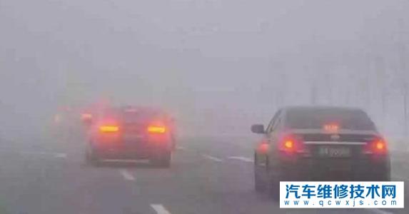 霧天要不要開雙閃？什么情況下可以開啟雙閃？