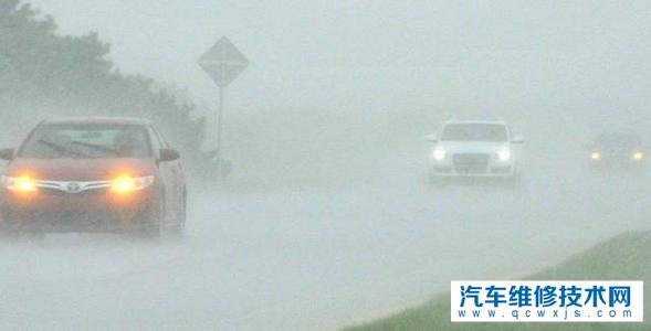 霧天要不要開雙閃？什么情況下可以開啟雙閃？