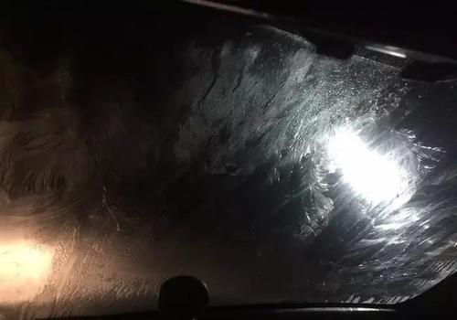 擋風玻璃上的油膜如何形成的？擋風玻璃上的油膜如何清除？