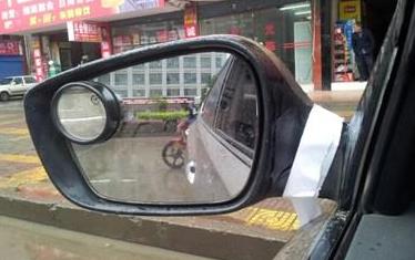 在倒車時，如何判斷車尾與后面障礙物距離？