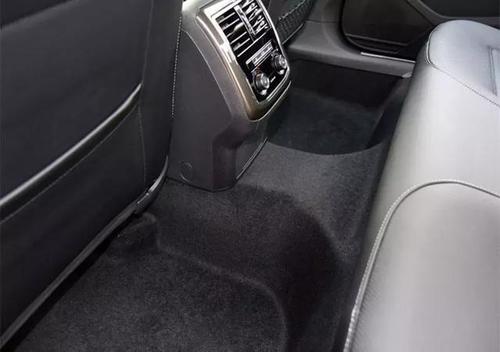 汽車后排中間的凸起是什么？這個凸起有哪些用?