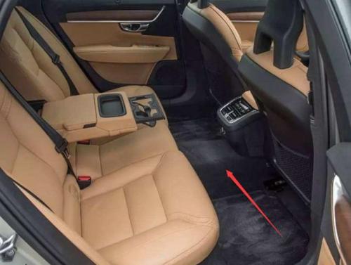 汽車后排中間的凸起是什么？這個凸起有哪些用?