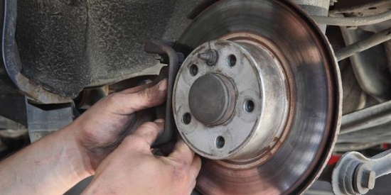 前輪剎車片比后輪剎車片磨損的快，這是什么問題？