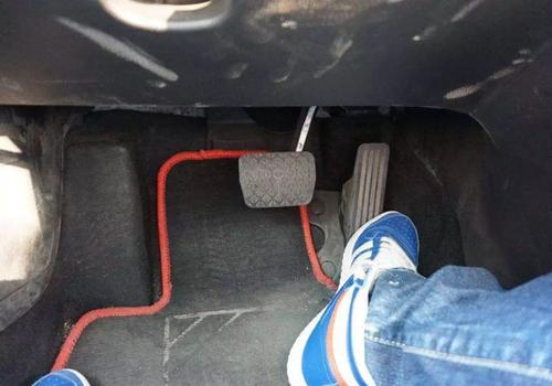 自動擋左腳剎車右腳油門對嗎?有哪些安全隱患?