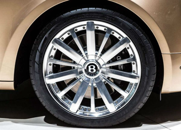 汽車(chē)輪轂變形會(huì)出現(xiàn)什么影響？輪轂變形如何修復(fù)？