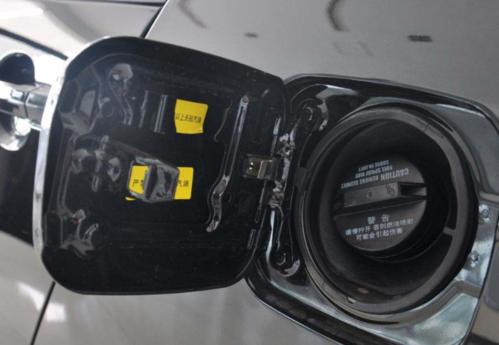 開車的時候，在車內經常聞到一股汽油味是什么問題？