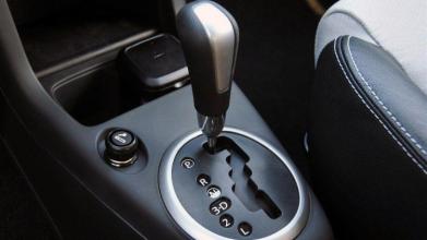 自動擋車換擋的時候要不要踩剎車？