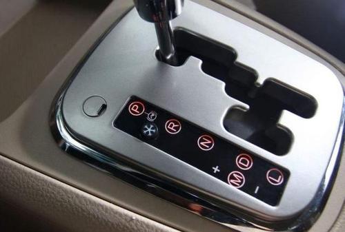 自動擋車換擋的時候要不要踩剎車？