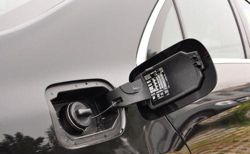 汽車油箱在左邊和右邊的不同之處是什么？如何從儀表板上看油箱口的位置