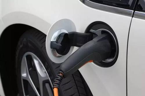 汽車油箱在左邊和右邊的不同之處是什么？如何從儀表板上看油箱口的位置