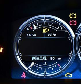 汽車油箱在左邊和右邊的不同之處是什么？如何從儀表板上看油箱口的位置