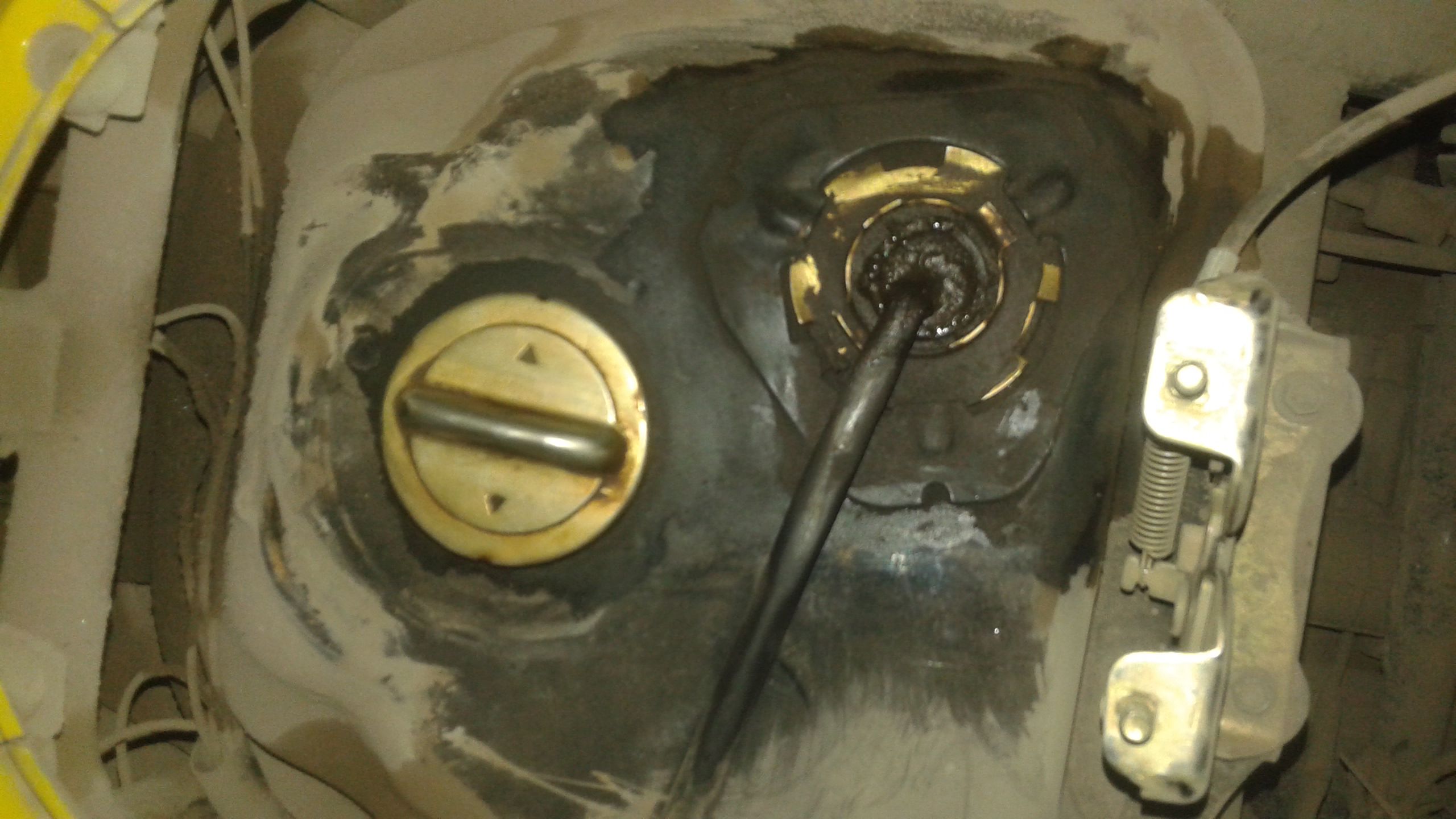 油箱漏油的表現(xiàn)有哪些？如何解決油箱漏油?