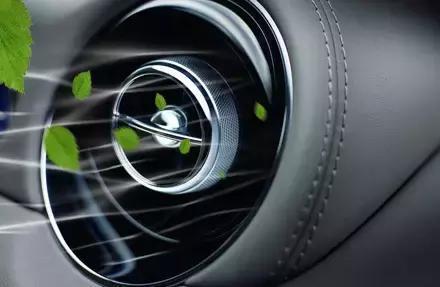 夏季車內(nèi)空調(diào)出風(fēng)口向上還是向下?夏季使用空調(diào)有哪些注意事項(xiàng)?