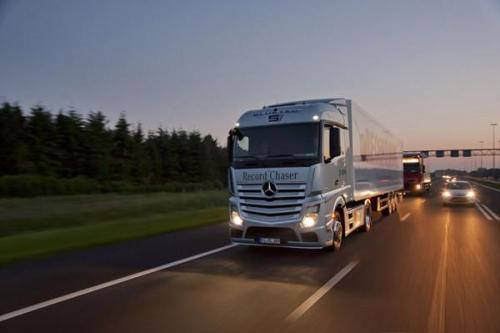 高速上如何安全超車大貨車？提前預(yù)判很重要