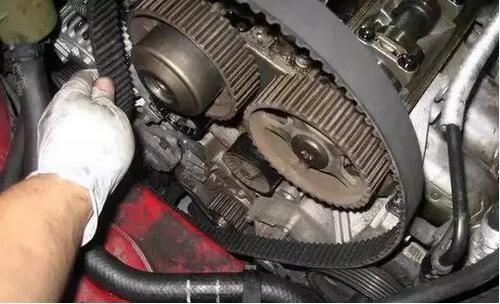 發(fā)動機(jī)皮帶多久換一次？沒有及時(shí)更換有哪些后果？