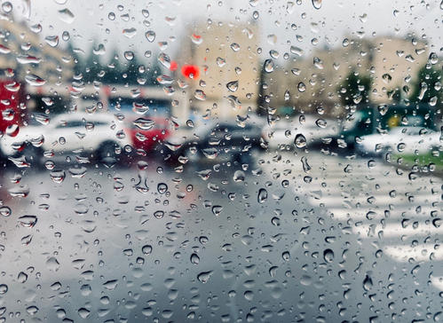 下雨天，車窗有水珠看不見后視鏡該怎么處理？