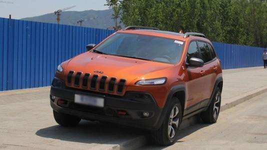 【停車也有講究，這幾種方式停車都是錯誤的，嚴重毀車】圖1