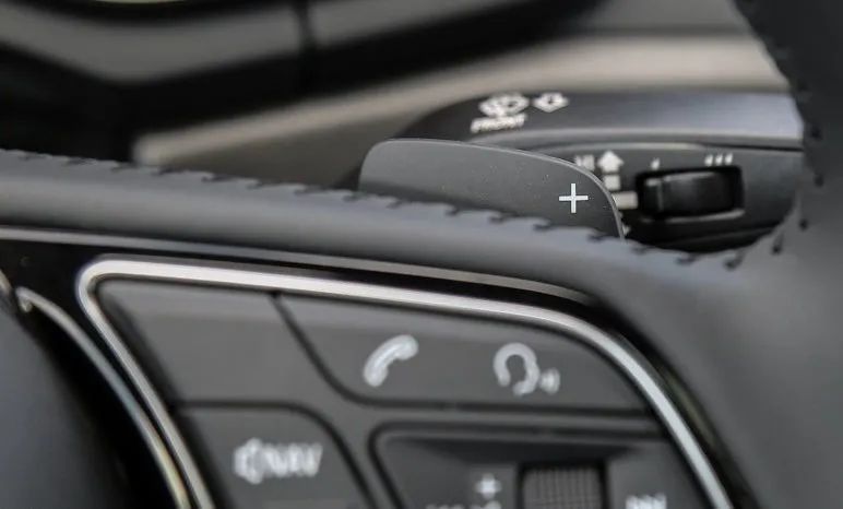 奧迪A4L方向盤(pán)換擋使用技巧