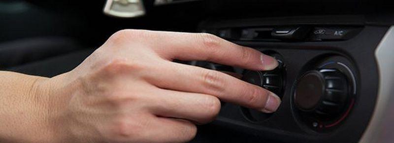  原地停車開空調對車的傷害