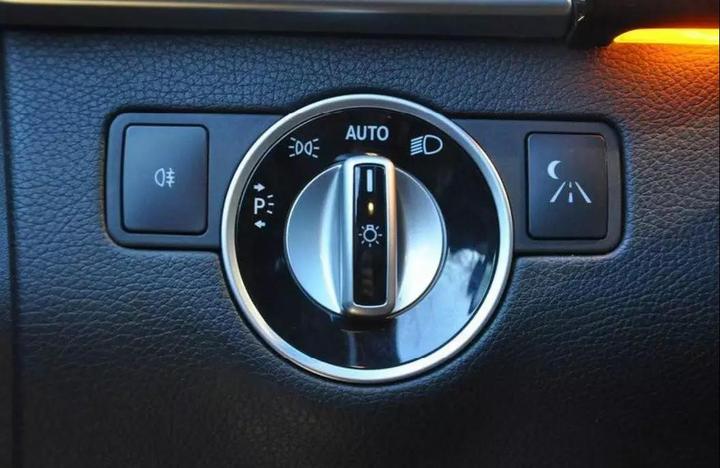 跑高速的時候發現，很多司機都不開燈