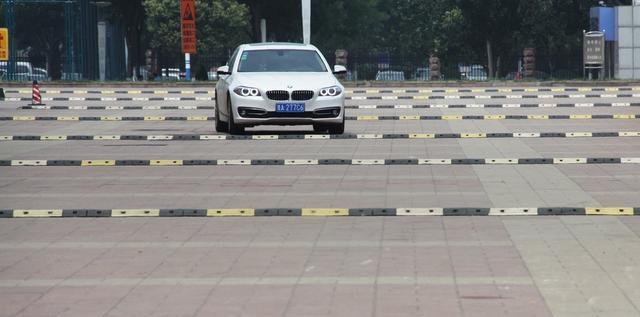 看看這些開車的時候常常會有的傷車習慣。