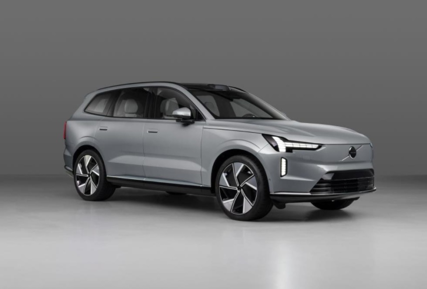 新能源車展館看車的人絡繹不絕，而燃油車展館則基本無人問津。