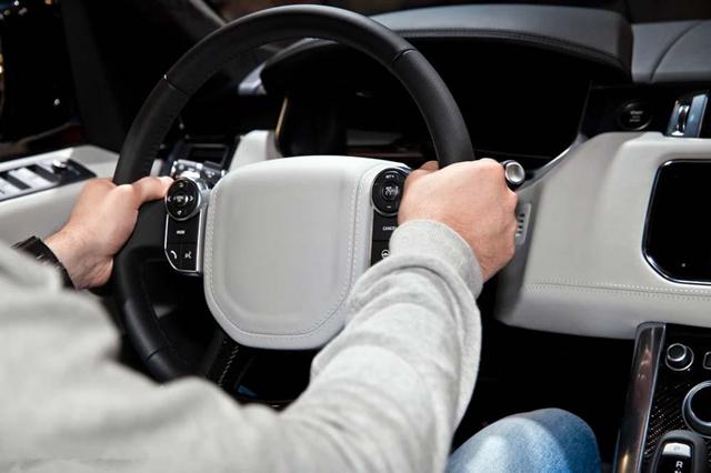 開(kāi)車你最喜歡用的一個(gè)姿勢(shì)是什么？