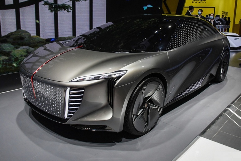 紅旗推出了兩款純電動車，其中轎車版為E001