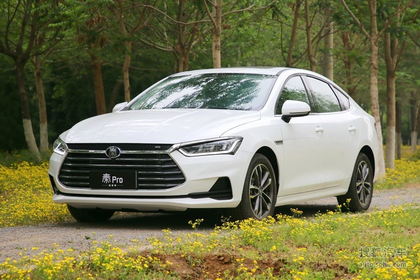 關注度較高的兩款車型，對比一下。