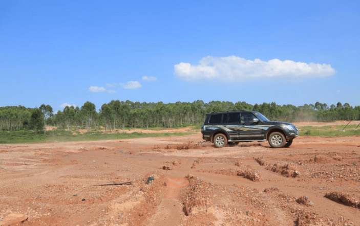 容易碰到的就是打滑的問題，看看泥濘路段上駕車應該注意哪些事情。